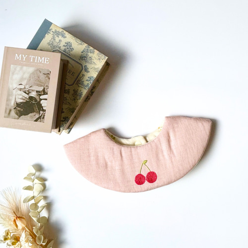 2524 ハンドメイドスタイ　さくらんぼ刺繍　ベビースタイ 2524 ハンドメイドスタイ さくらんぼ刺繍 ベビースタイ