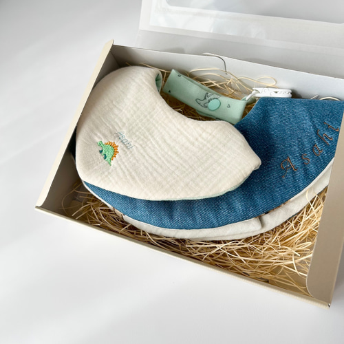 よだれ多いベビーも安心＊ 厚みのあるふわふわスタイ さくらんぼ刺繍