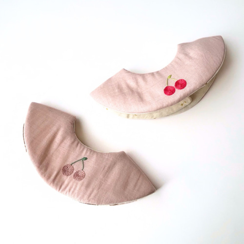 よだれ多いベビーも安心＊ 厚みのあるふわふわスタイ さくらんぼ刺繍