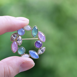 【特集に掲載】紫陽花好きな人に贈りたい やさしい色の紫陽花リースブローチ　紫陽花2025　夏の誕生花2025　 3枚目の画像