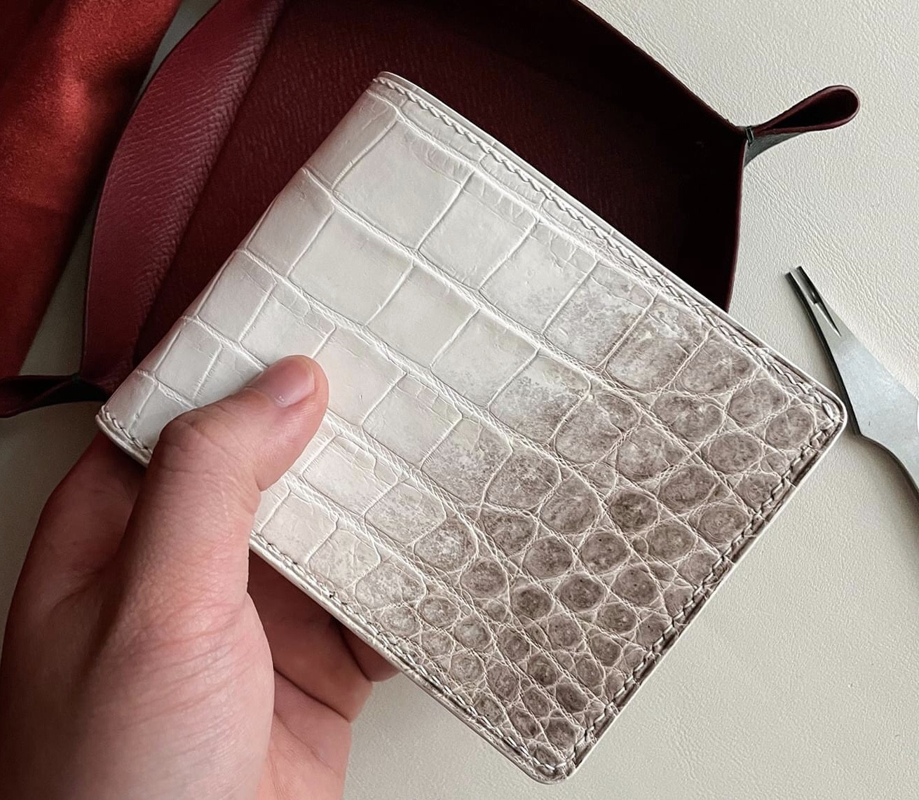 ヒマラヤワニ革使用２つ折り財布　手縫い商品