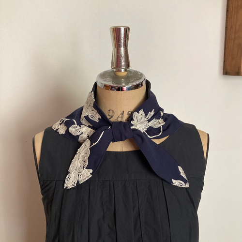 保冷剤が入る刺繍スカーフ・グリーン＞ コットン 刺繍 ネッククーラー