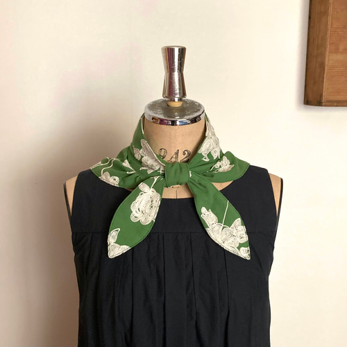 保冷剤が入る刺繍スカーフ・グリーン＞ コットン 刺繍 ネッククーラー