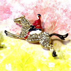 516 ［送料無料Creema限定春の福袋］クリスタルダイヤが綺麗な乗馬ブローチ、蝶とコットンパールのサークルブローチＡ 3枚目の画像