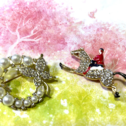 516 ［送料無料Creema限定春の福袋］クリスタルダイヤが綺麗な乗馬ブローチ、蝶とコットンパールのサークルブローチＡ 1枚目の画像