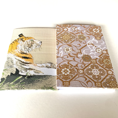 翠 岩 作 紙本 彩色画 虎図 簡易紙本表装 収納箱 落款印在 翠 岩 作 紙本 彩色画 虎図 簡易紙本表装 収納箱 落款