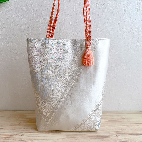 絹の帯と帯締めのバッグ　宝相華文柄　帯リメイク320 1枚目の画像