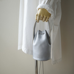 シュリンクレザー　レザーハンドルミニ巾着バッグ　シルバー 3way仕様 9枚目の画像
