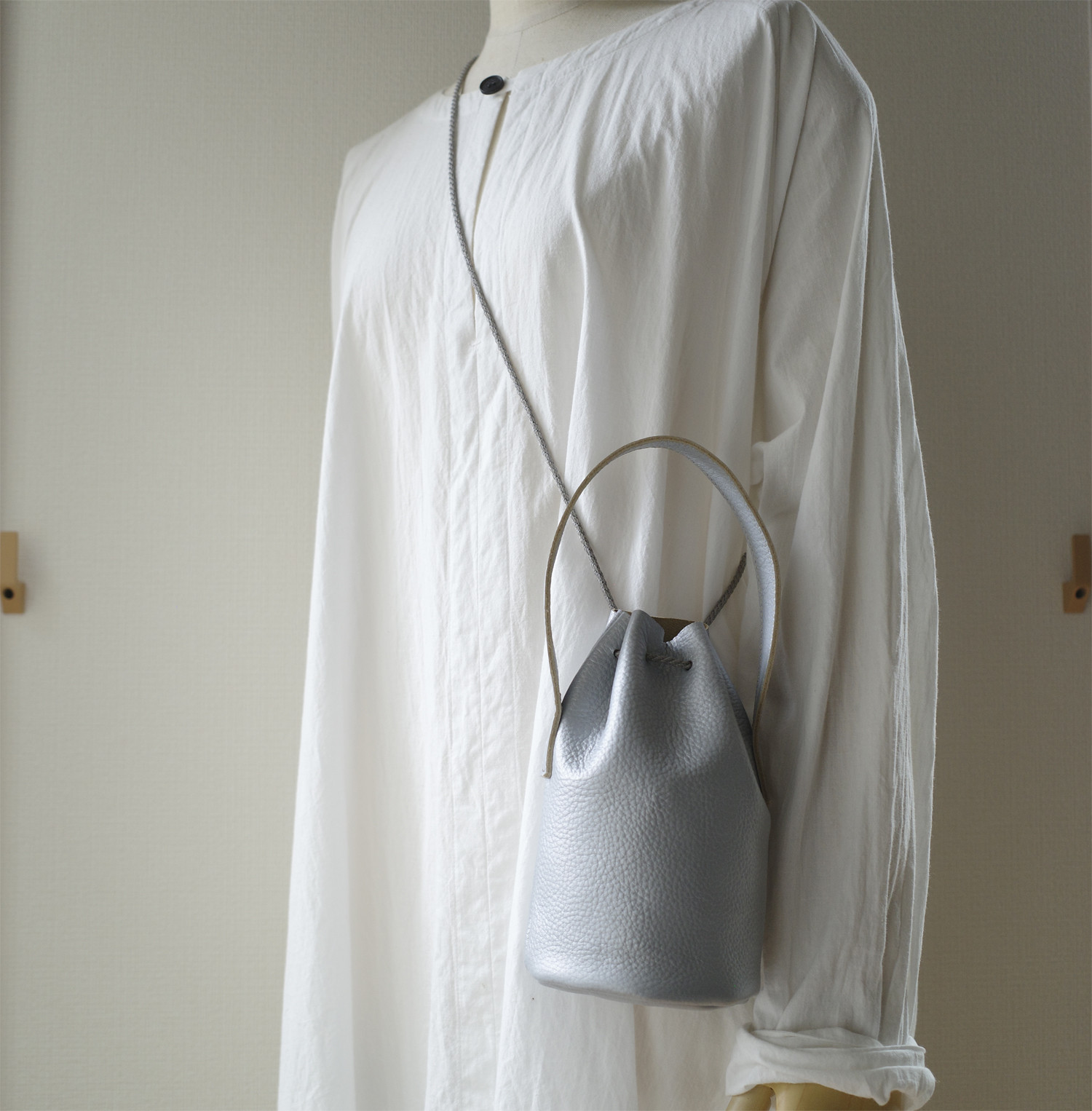 シュリンクレザー　レザーハンドルミニ巾着バッグ　シルバー 3way仕様