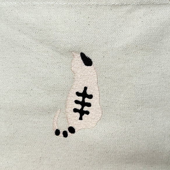 【送料無料】背中猫のシルエット刺繍のキャンバスポケット付きジュートバッグ かごバッグ トートバッグ＜ナチュラル＞ 2枚目の画像