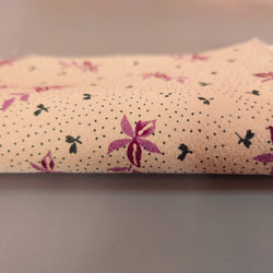 【半衿】正絹　ベージュ地に紫花とドット柄 4枚目の画像