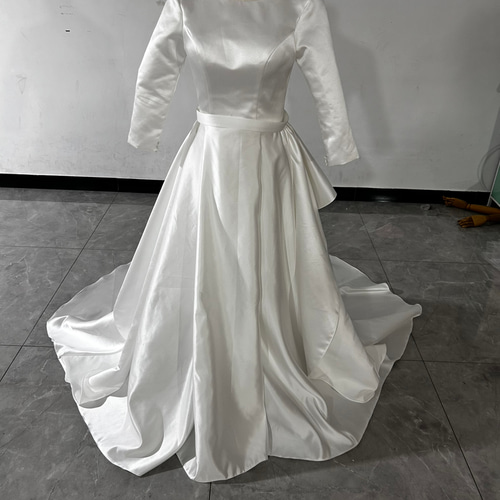 オフホワイト ウエディングドレス 長袖 背中見せ バックリボン 披露宴  