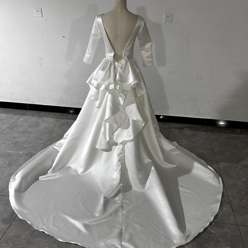 オフホワイト ウエディングドレス 長袖 背中見せ バックリボン 披露宴  