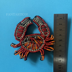 カニさんのビーズ刺繍ブローチ❤️デリカビーズステッチ ラインストーン プレゼントプチギフト 手刺繍 蟹かに海の生き物 6枚目の画像