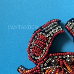 カニさんのビーズ刺繍ブローチ❤️デリカビーズステッチ ラインストーン プレゼントプチギフト 手刺繍 蟹かに海の生き物 4枚目の画像