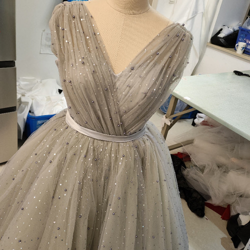 美品！カラードレス ブルーグレー Vネック キラキラのハンドビー  