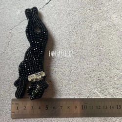 ブラックパンサーのビーズ刺繍ブローチ❤️デリカビーズステッチ ラインストーン プレゼントプチギフト 手刺繍黒豹ヒョウ 4枚目の画像