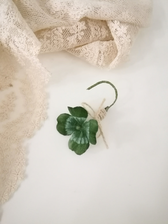 染め布花＊シンプル・四つ葉のクローバーのコサージュ 3枚目の画像