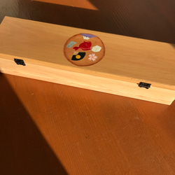 食卓に置ける箸箱　赤い鯛　カトラリーケース　メガネ入れ　小物入れ　蓋付き木製　少人数用 12枚目の画像