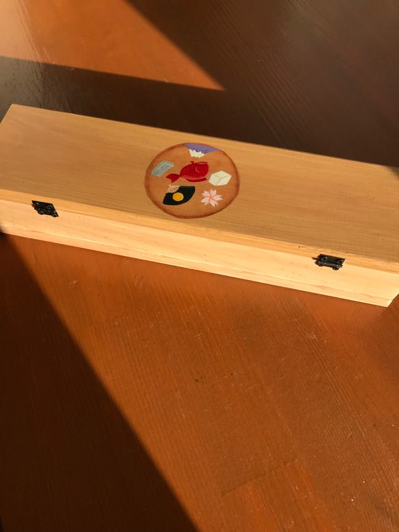 食卓に置ける箸箱　赤い鯛　カトラリーケース　メガネ入れ　小物入れ　蓋付き木製　少人数用 12枚目の画像