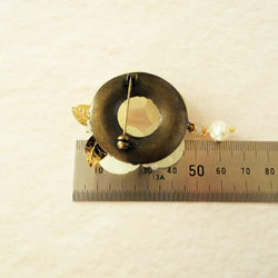 アイボリー系ボタンのブローチ（K1188) 8枚目の画像