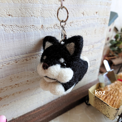 羊毛フェルト黒パグちゃんキーホルダーハンドメイド - メルカリ