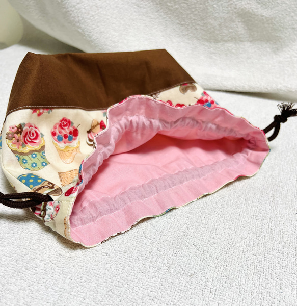 《新作》お弁当袋　保育園　幼稚園　小学校　女の子　給食袋　コップ袋　マチ　裏地　カップケーキ　茶色　ピンク　ラベンダー 6枚目の画像