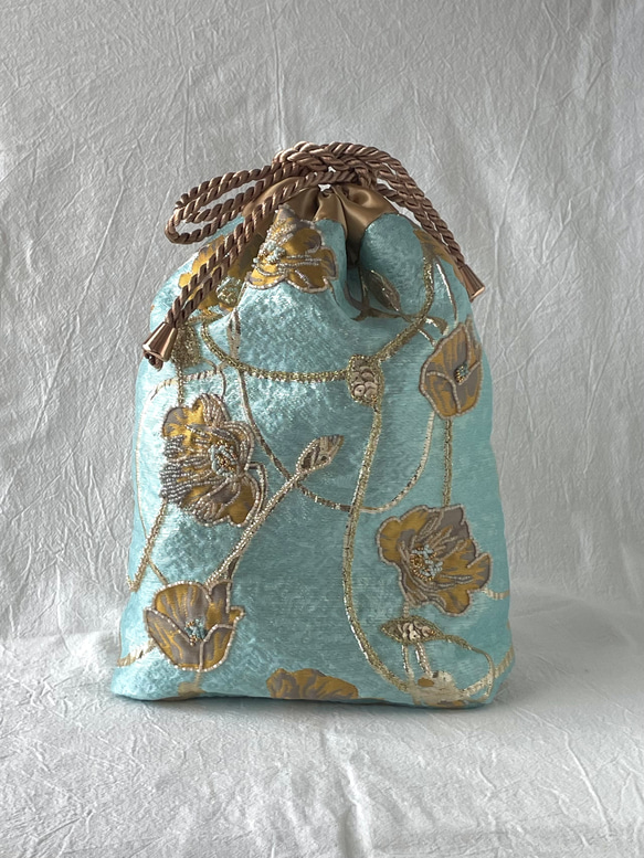 【受注生産】ビーズ刺繍の巾着バッグ(ペールブルー×ゴールド） 1枚目の画像