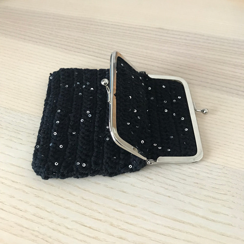 ハンドメイド・かぎ編み スパンコール黒糸がま口ポーチ 母の日ギフトに