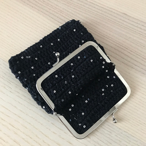 ブラックスセミ❦•がま口バッグ•編み物•ハンドメイド•がま口ポーチ ハンドメイド・かぎ編み スパンコール黒糸がま口ポーチ 母の日ギフトに