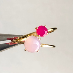 フューシャピンクカルセドニーと花型シェルのピアスチャーム