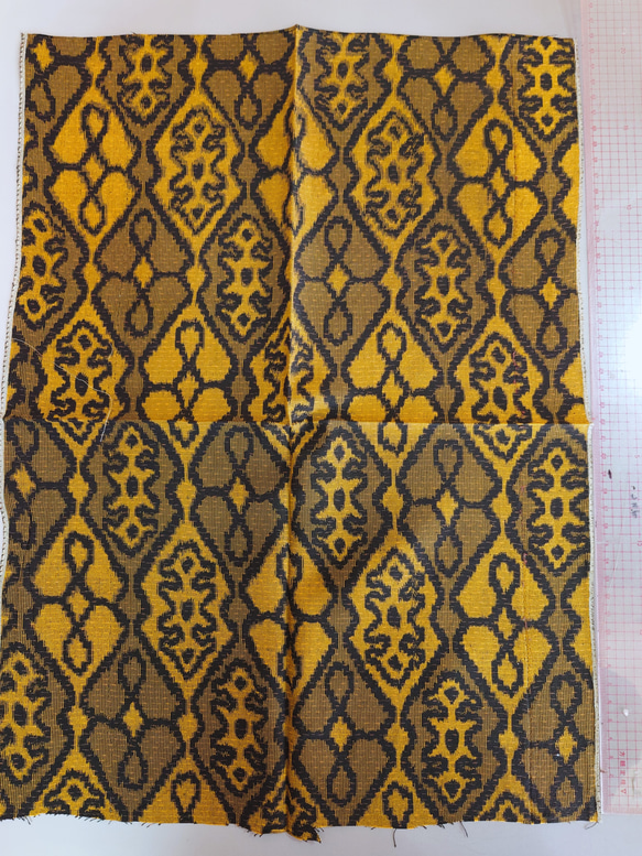 【古布】ポリエステル黒×黄色　幾何学模様　　ドール着物サイズ 5枚目の画像