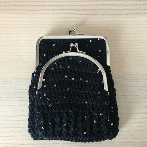 ハンドメイド・かぎ編み スパンコール黒糸がま口ポーチ 母の日ギフトに