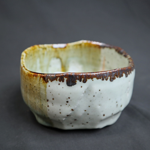 黄金窯変2024 釉薬の流れが深い味わいの抹茶碗 涼 24hM01 茶碗・めし碗