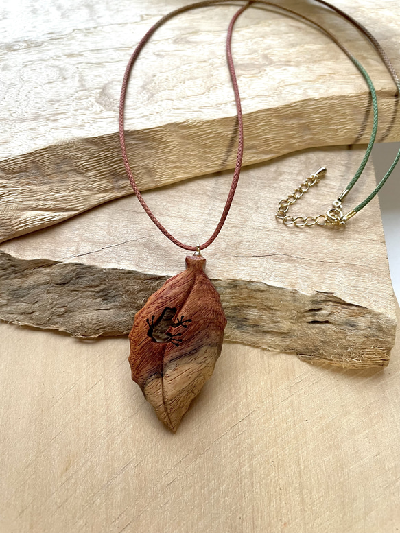 ツートンカラー かえる葉(中)くり抜き 木製ネックレス カリンの木 赤