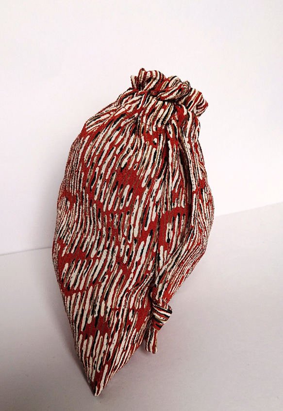 赤柄 手作り巾着 お出かけの際の1品に✨ 2枚目の画像