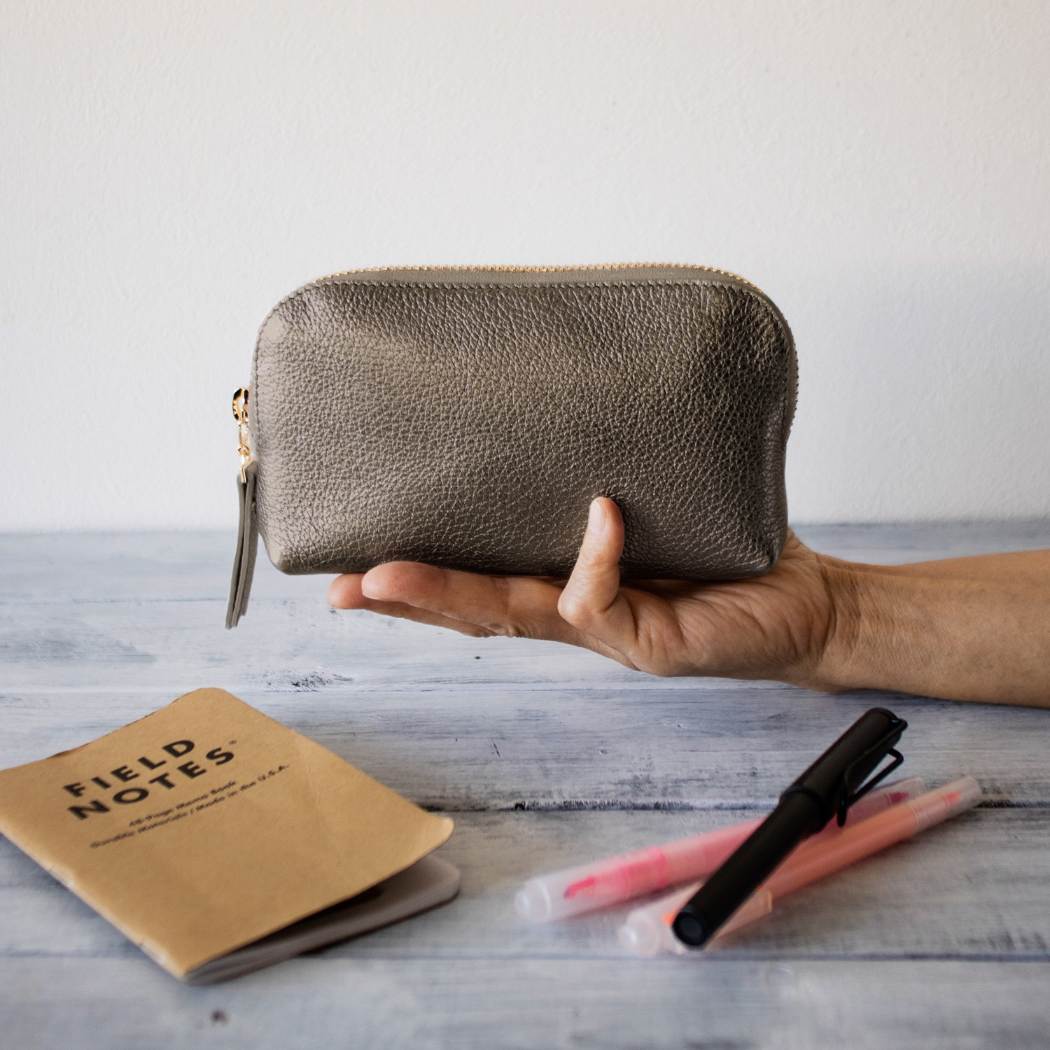 【中】本革 ポーチ 小物入れ ペンケース 手帳入れ 通帳入れ パスポート入れ 充電器入れ【ブロンズ】