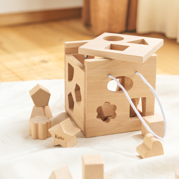 【名入れ無料！】型はめBOX　紐付き 木製 ギフト 名入れ 出産祝い プレゼント べビー 誕生日 出生情報 知育玩具 1枚目の画像