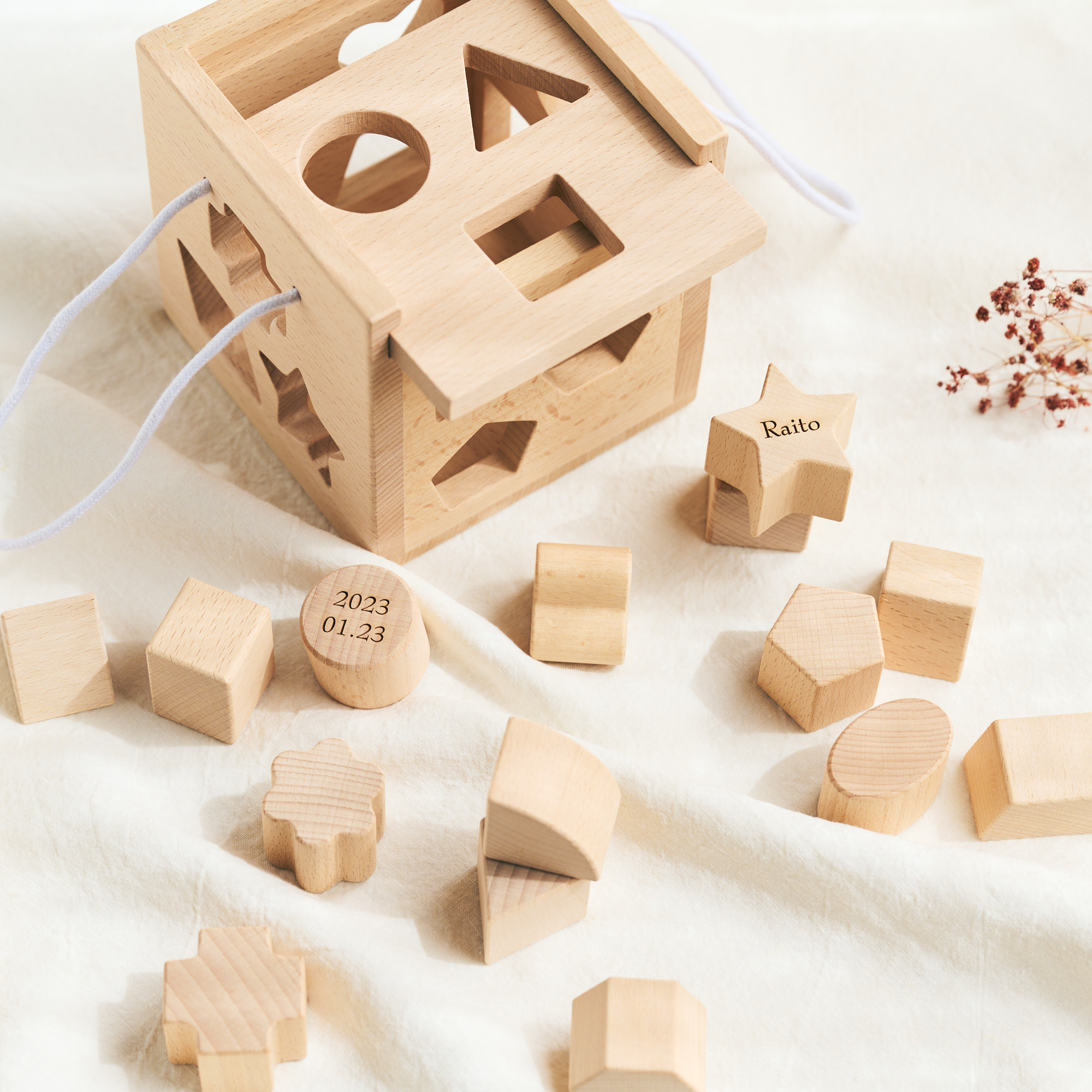 【名入れ無料！】型はめBOX　紐付き 木製 ギフト 名入れ 出産祝い プレゼント べビー 誕生日 出生情報 知育玩具