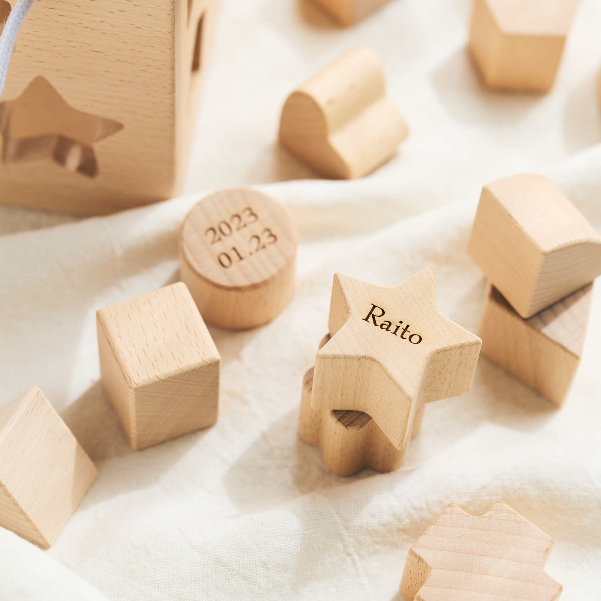 【名入れ無料！】型はめBOX　紐付き 木製 ギフト 名入れ 出産祝い プレゼント べビー 誕生日 出生情報 知育玩具