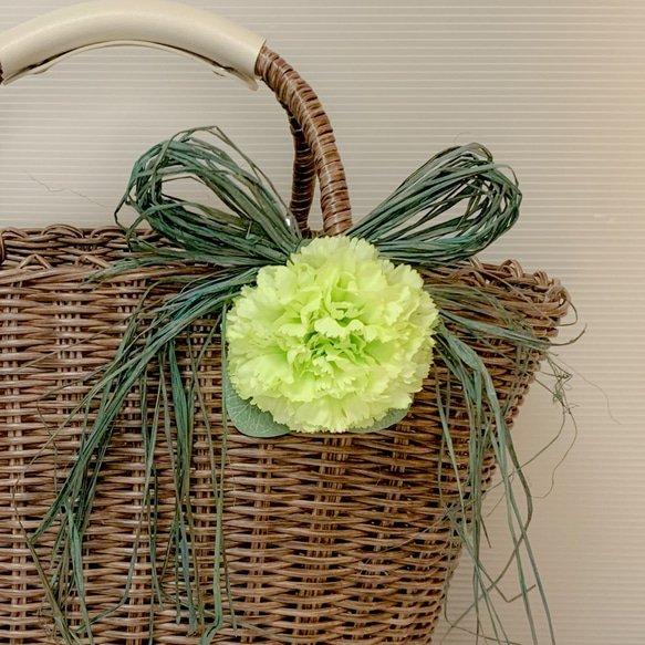 【母の日/Mother's Day】カーネーションのバッグコサージュ（Green)/アーティフィシャルフラワー/造花 4枚目の画像