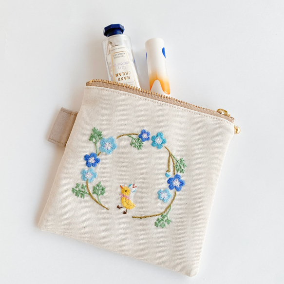 刺繍　小さいポーチ＊ネモフィラお散歩ひよこ　生成り〈無料ラッピング〉 1枚目の画像