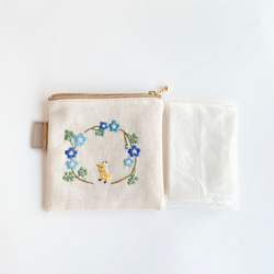 刺繍　小さいポーチ＊ネモフィラお散歩ひよこ　生成り〈無料ラッピング〉 4枚目の画像