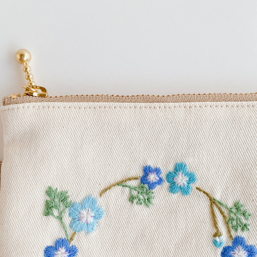 刺繍 小さいポーチ＊ネモフィラお散歩ひよこ 生成り〈無料