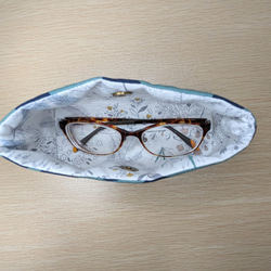 赤ぶちのメガネ猫がキュートなコットンリネンのメガネ（老眼鏡）ケース　（ターコイズブルー✕ネイビー） 9枚目の画像