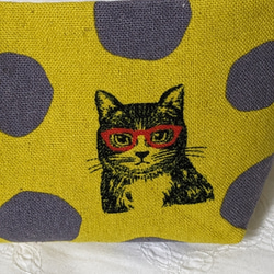 赤ぶちのメガネ猫がキュートなコットンリネンのメガネ（老眼鏡）ケース　（マスタード✕グレー） 5枚目の画像