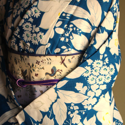 単衣ポリ　変わり織　着物大正ロマン感漂う落ち着いたターコイズブルーに百合桔梗芍薬が素敵　　トールサイズ　裄67ｃｍ　 16枚目の画像