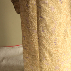 正絹単衣　細かい絞りで表現されたサンドイエロー地にペーズリー柄がやさしいオリエンタルな雰囲気　トールサイズ袖長め洗濯可能 2枚目の画像