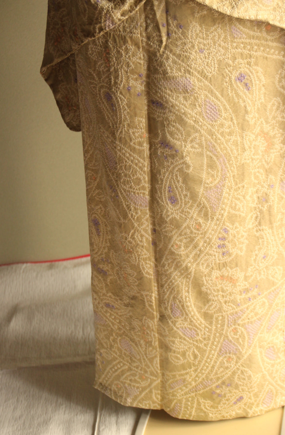 正絹単衣　細かい絞りで表現されたサンドイエロー地にペーズリー柄がやさしいオリエンタルな雰囲気　トールサイズ袖長め洗濯可能 2枚目の画像