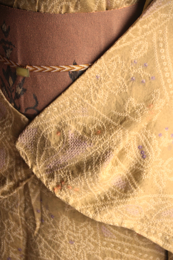 正絹単衣　細かい絞りで表現されたサンドイエロー地にペーズリー柄がやさしいオリエンタルな雰囲気　トールサイズ袖長め洗濯可能 6枚目の画像